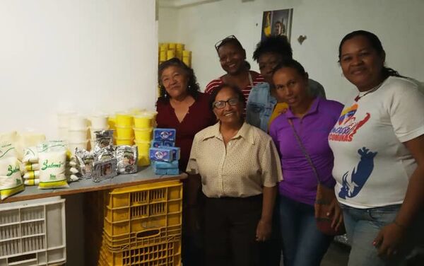 Comuneras venezolanas que trabajan en la sede del Sistema de Iniciativa Económica Socialista Comunal de Caracas, Venezuela Comuneras venezolanas que trabajan en la sede del Sistema de Iniciativa Económica Socialista Comunal de Caracas, Venezuela - Sputnik Mundo