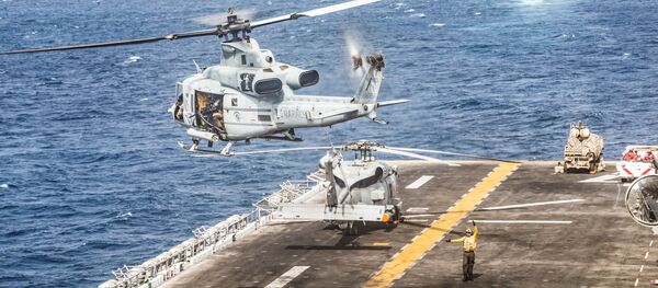 Helicópteros estadounidenses sobre el buque anfibio USS Boxer en el estrecho de Ormuz - Sputnik Mundo