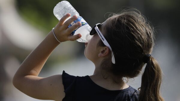 Una joven bebe agua (imagen referencial)  - Sputnik Mundo