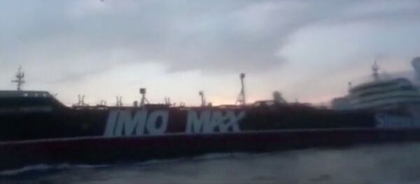 Un helicóptero sobre el buque petrolero británico Stena Impero - Sputnik Mundo