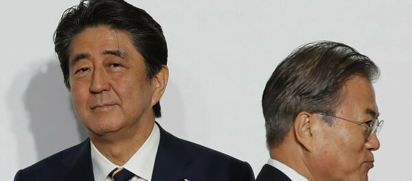 El primer ministro de Japón, Shinzo Abe, y el presidente de Corea del Sur, Moon Jae-in (archivo) - Sputnik Mundo