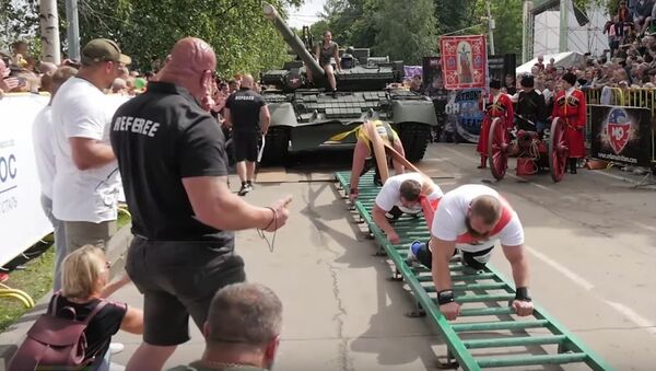 Tres hombres tiran de un tanque - Sputnik Mundo