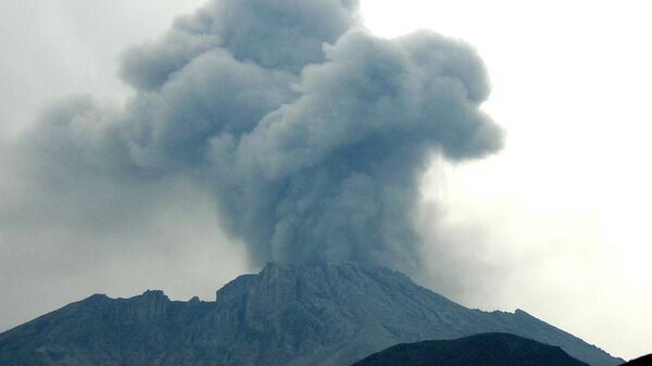 Erupción del volcán Ubinas (archivo) - Sputnik Mundo