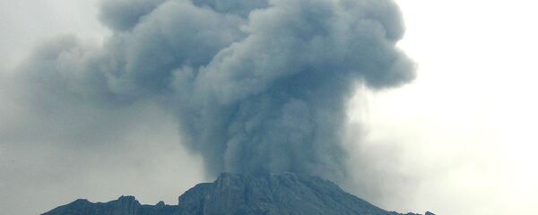 Erupción del volcán Ubinas (archivo) Erupción del volcán Ubinas (archivo) - Sputnik Mundo