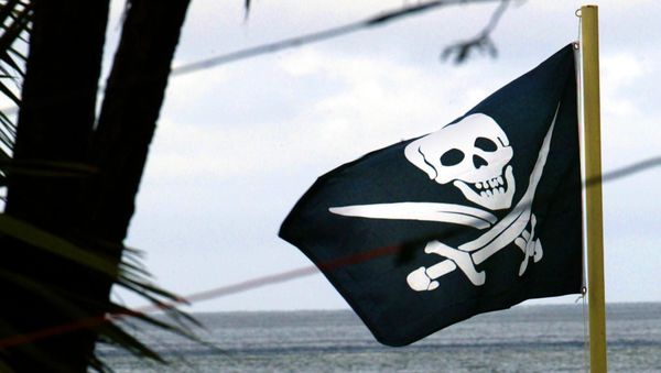 Una bandera pirata (imagen referencial) Una bandera pirata (imagen referencial) - Sputnik Mundo