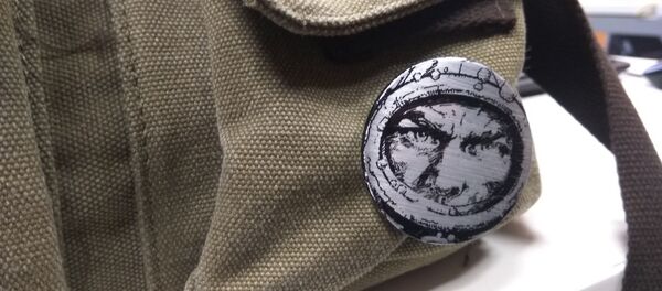 Un pin del protagonista de 'El eternauta' en una mochila, en la actualidad Un pin del protagonista de 'El eternauta' en una mochila, en la actualidad - Sputnik Mundo