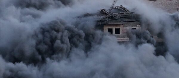 Un edificio palestino bombardeado por las fuerzas israelíes en la aldea de Sur Baher en la Cisjordania ocupada por Israel, el 22 de julio de 2019 - Sputnik Mundo