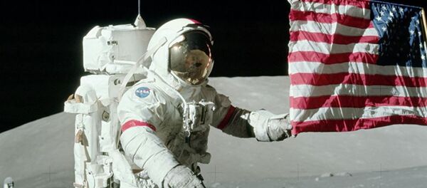 Bandera de EEUU en la Luna puesta durante la misión Apolo 17 (archivo) - Sputnik Mundo
