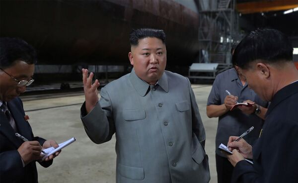 Kim Jong-un se saca un nuevo submarino de la manga (fotos) - Sputnik Mundo