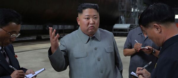 El líder norcoreano, Kim Jong-un, inspecciona el submarino de nueva construcción - Sputnik Mundo