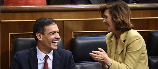 El presidente en funciones del Gobierno español, Pedro Sánchez, y la vicepresidenta en funciones, Carmen Calvo - Sputnik Mundo