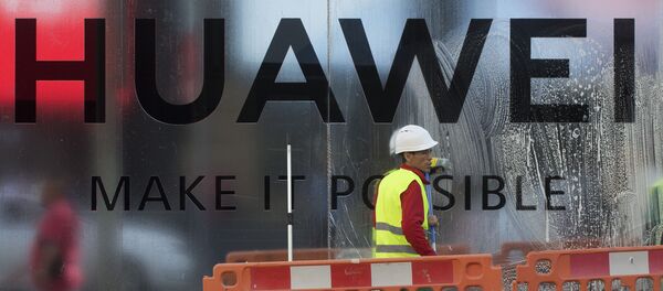 La inscripción Huawei en una de las tiendas del gignate tecnológico chino - Sputnik Mundo