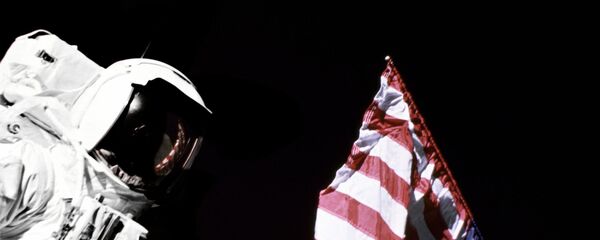 Un astronauta con la bandera de EEUU (imagen referencial) - Sputnik Mundo