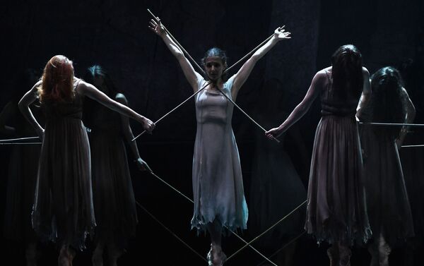 Las Wilis en el ballet 'Giselle' por Akram Khan - Sputnik Mundo