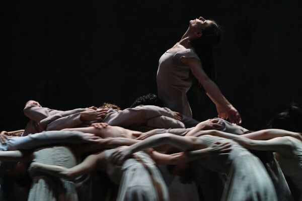 Cómo bailar la 'vida y muerte' de los migrantes detrás de un muro - Sputnik Mundo