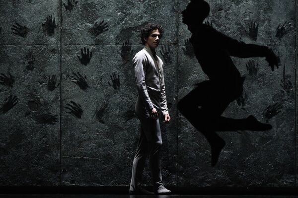 Cómo bailar la 'vida y muerte' de los migrantes detrás de un muro - Sputnik Mundo