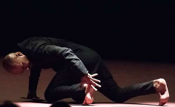 Cómo bailar la 'vida y muerte' de los migrantes detrás de un muro - Sputnik Mundo