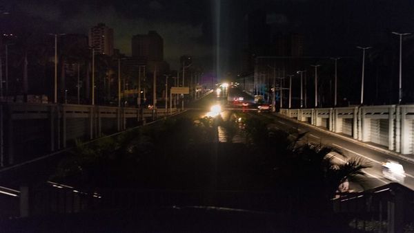 La calles sumergidas en la oscuridad a raíz del nuevo apagón en Venezuela La calles sumergidas en la oscuridad a raíz del nuevo apagón en Venezuela - Sputnik Mundo