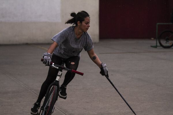 Así es el 'bicipolo', el extraño deporte amateur que se populariza en México - Sputnik Mundo