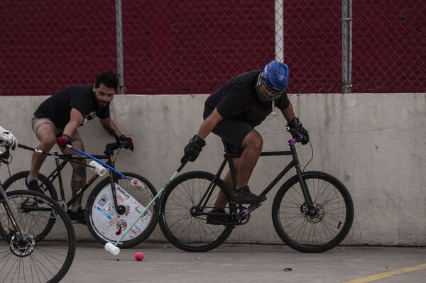 Así es el 'bicipolo', el extraño deporte amateur que se populariza en México - Sputnik Mundo