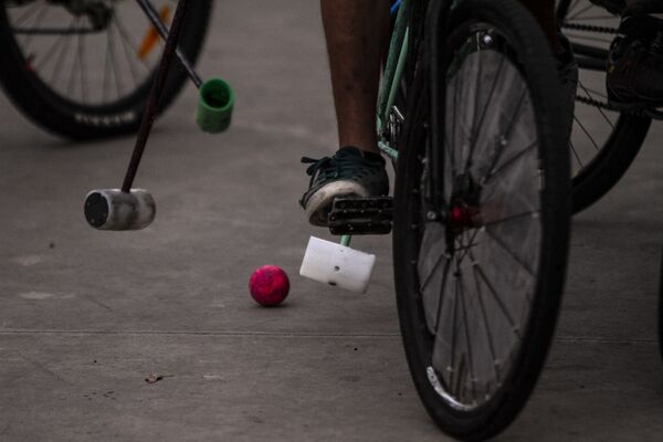 Así es el 'bicipolo', el extraño deporte amateur que se populariza en México - Sputnik Mundo