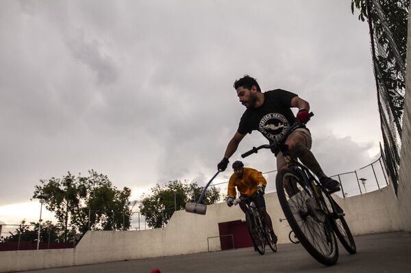 Así es el 'bicipolo', el extraño deporte amateur que se populariza en México - Sputnik Mundo