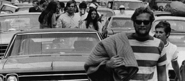 Jóvenes se unen al Festival de Woosdtock en Nueva York, 1969 - Sputnik Mundo