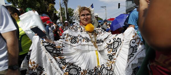 Una mujer con pollera, el traje nacional de Panamá - Sputnik Mundo