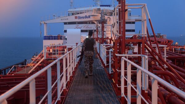 Miembro de la Guardia Revolucionaria de Irán a bordo del buque Stena Impero Miembro de la Guardia Revolucionaria de Irán a bordo del buque Stena Impero - Sputnik Mundo