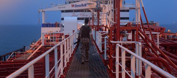 Miembro de la Guardia Revolucionaria de Irán a bordo del buque Stena Impero Miembro de la Guardia Revolucionaria de Irán a bordo del buque Stena Impero - Sputnik Mundo