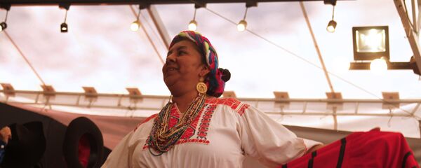 Una mexicana baila una danza tradicional (imagen referencial) Una mexicana baila una danza tradicional (imagen referencial) - Sputnik Mundo