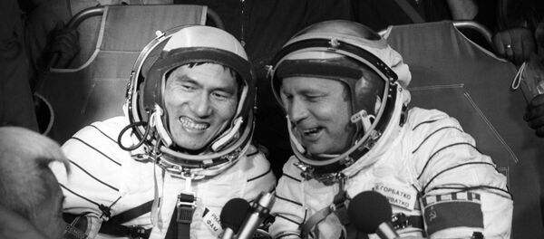 El cosmonauta vietnamita Pham Tuan junto al cosmonauta soviético Viktor Gorbatko responden a la prensa minutos después del aterrizaje  - Sputnik Mundo