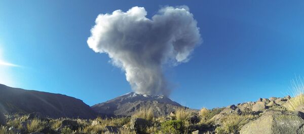Volcán Ubinas en Perú - Sputnik Mundo