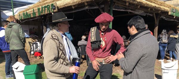 Personas vestidas con ropas típicas gauchezcas en la Exposición Rural de Buenos Aires de 2019 - Sputnik Mundo