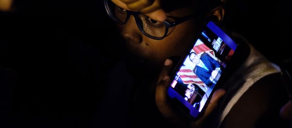 Los puertorriqueños escuchan la renuncia del gobernador Ricardo Rosselló - Sputnik Mundo