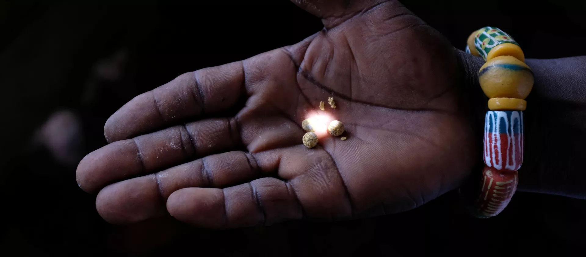 Una persona con el oro extraído en Ghana - Sputnik Mundo, 1920, 26.07.2019