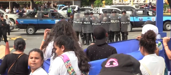 Policía y manifestantes se enfrentan durante las protestas estudiantiles en Nicaragua - Sputnik Mundo