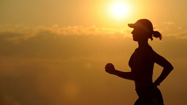 Una chica corriendo - Sputnik Mundo