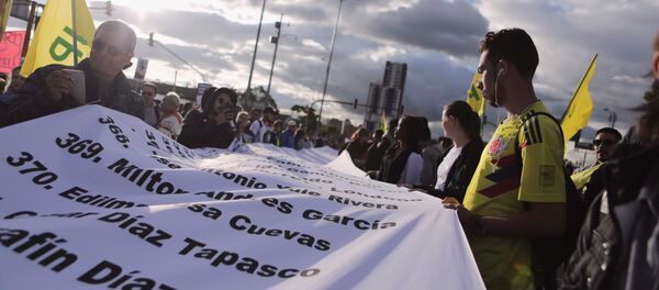 Protesta en Bogotá por los asesinatos de los líderes sociales en Colombia - Sputnik Mundo