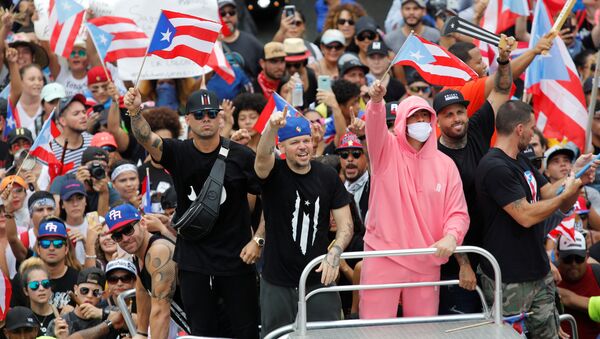 Bad Bunny y Residente en una manifestación para celebrar la renuncia de Ricardo Rosselló - Sputnik Mundo