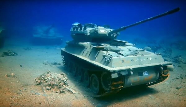 Tanques y helicópteros bajo el agua: así es el museo subacuático de Jordania - Sputnik Mundo