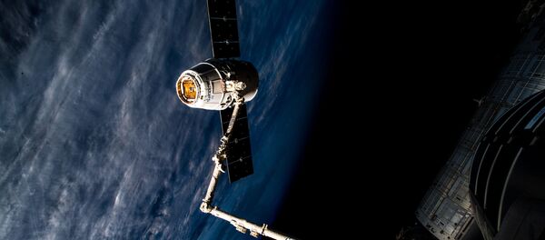El carguero espacial Dragon se acopla a la EEI (archivo) - Sputnik Mundo