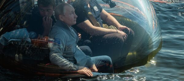 Vladímir Putin se sumerge a bordo de un basticáfo - Sputnik Mundo