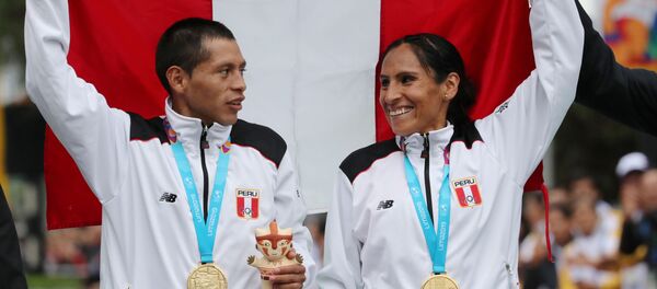 Christian Pacheco y Gladys Tejeda tras recibir oro en la maratón de los XVIII Juegos Panamericanos Lima 2019, el 27 de julio de 2019 - Sputnik Mundo