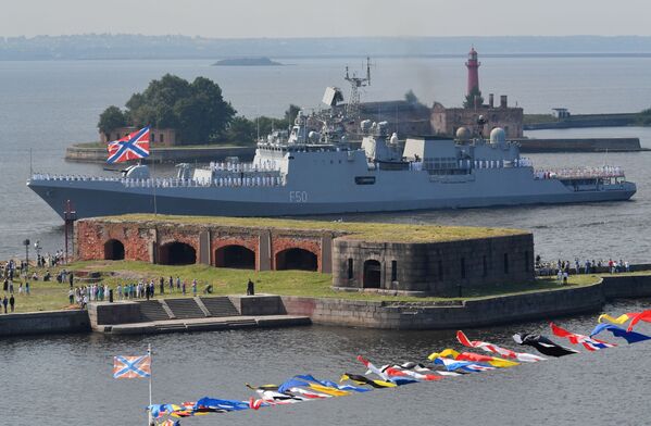 Сторожевой фрегат военно-морских сил Индии Таркаш на главном военно-морском параде, посвященном Дню ВМФ, в Кронштадте Сторожевой фрегат военно-морских сил Индии Таркаш на главном военно-морском параде, посвященном Дню ВМФ, в Кронштадте - Sputnik Mundo