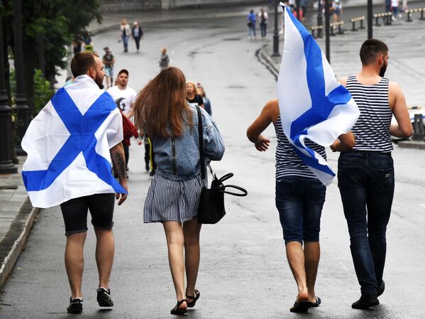 Горожане в тельняшках во время празднования Дня ВМФ во Владивостоке Горожане в тельняшках во время празднования Дня ВМФ во Владивостоке - Sputnik Mundo