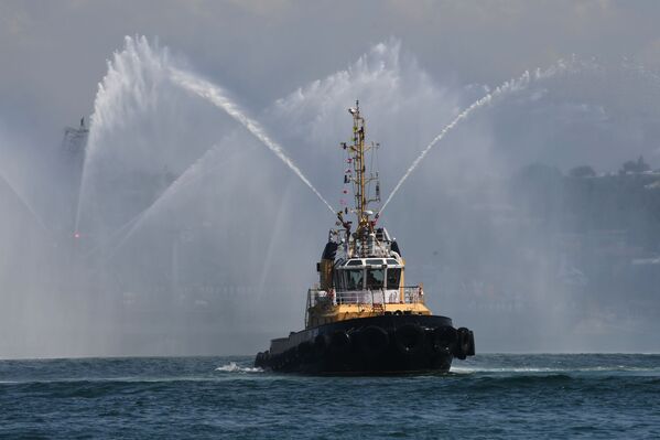 Рейдовый буксир РБ-365 Черноморского флота во время празднования Дня ВМФ в Севастополе Рейдовый буксир РБ-365 Черноморского флота во время празднования Дня ВМФ в Севастополе - Sputnik Mundo