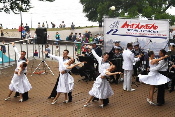 Выступление ансамбля песни и пляски Тихоокеанского флота России в рамках празднования Дня ВМФ во Владивостоке Выступление ансамбля песни и пляски Тихоокеанского флота России в рамках празднования Дня ВМФ во Владивостоке - Sputnik Mundo