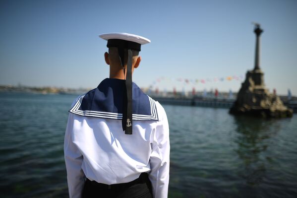 Моряк на набережной в Севастополе недалеко от памятника Затопленным кораблям в Севастополе Моряк на набережной в Севастополе недалеко от памятника Затопленным кораблям в Севастополе - Sputnik Mundo