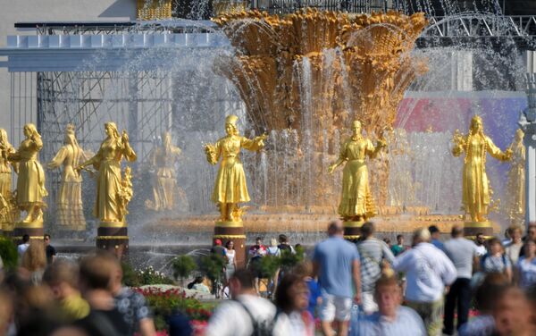 La fuente Amistad de los Pueblos en en el parque soviético VDNJ - Sputnik Mundo